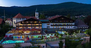 Ferienort Bodenmais im Bayerischen Wald am Abend